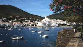 Playa de Cadaqués (Girona) con sus residencias características de fondo / EP