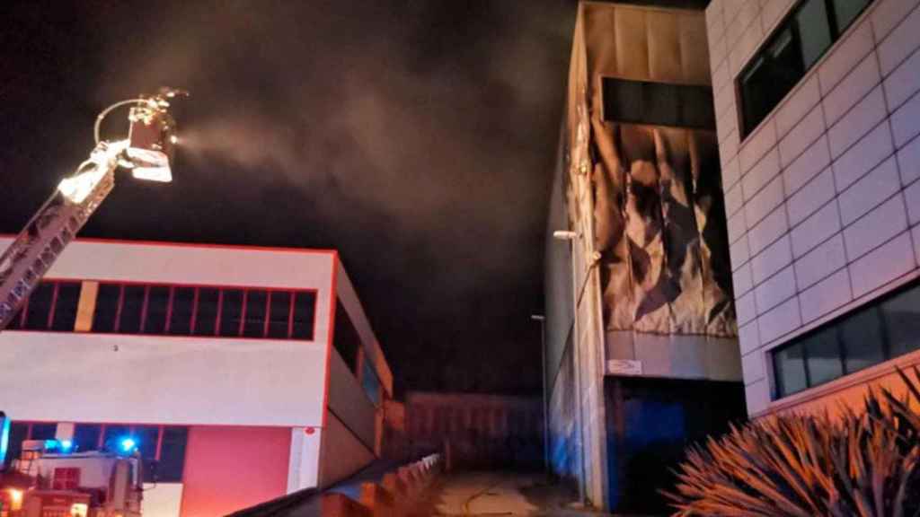 Actuación contra el incendio en una nave industrial de Arenys de Mar / BOMBERSCAT