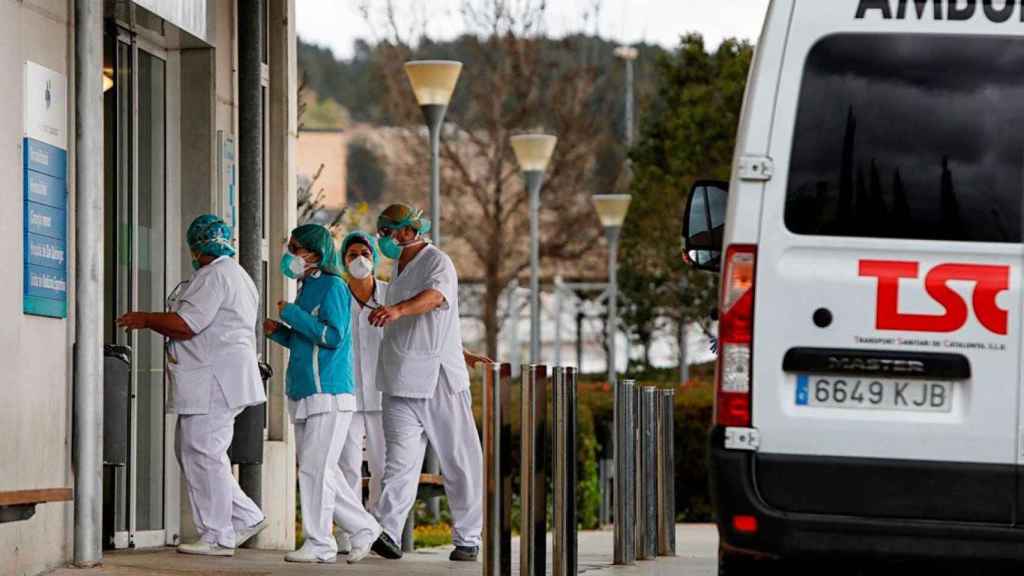 Imagenes de sanitarios del Hospital de Igualada, situado en la zona confiada por coronavirus / EFE