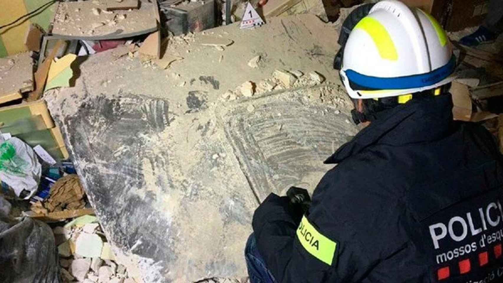 Placa metálica que impactó contra el edificio / MOSSOS D'ESQUADRA