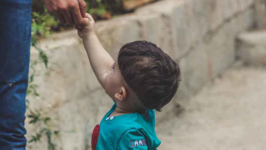 Hijo dando la mano a progenitor. pexels photo