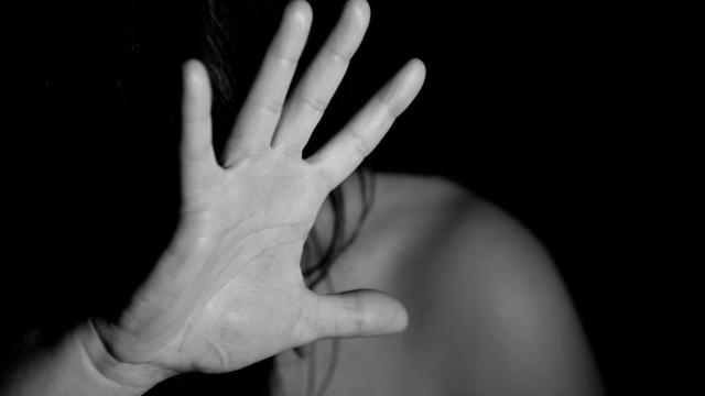 Una mujer se protege de la agresión de un hombre / PIXABAY
