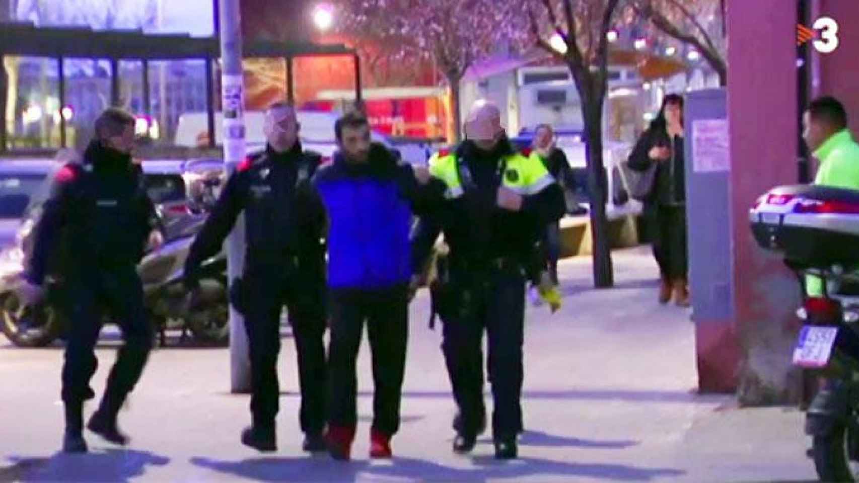 Imagen de la detención donde de un individuo tras la pelea callejera mortal en Cornellà de Llobregat (Barcelona) / TV3