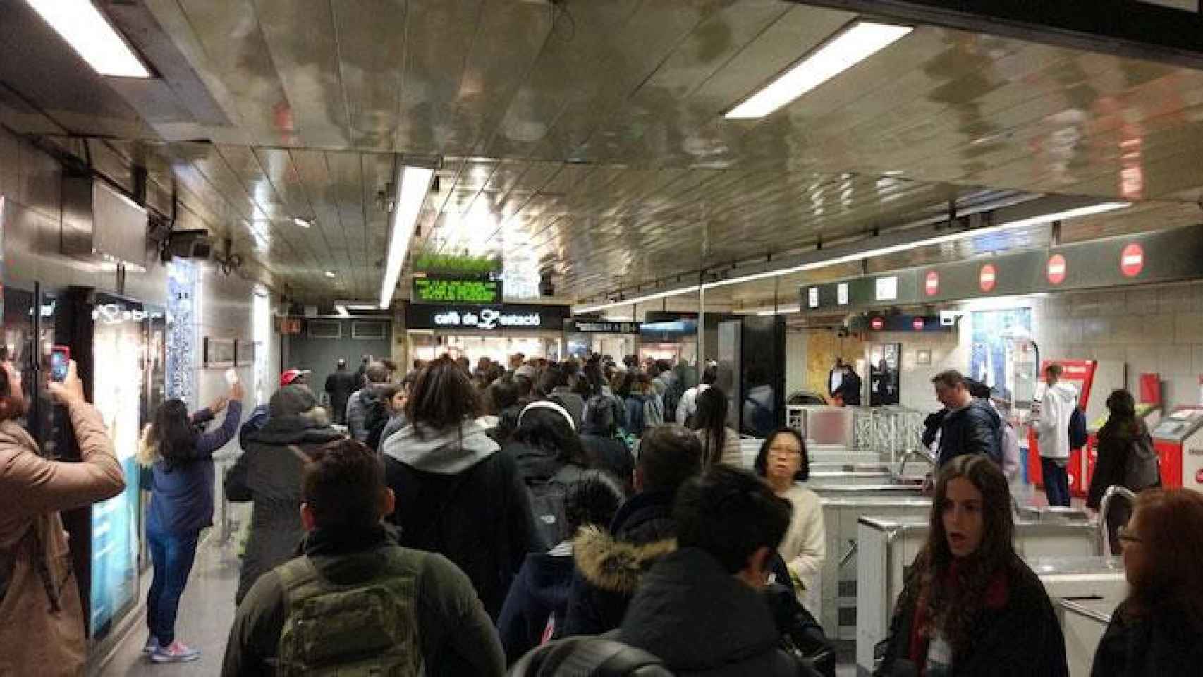 Usuarios haciendo cola para bajar al andén de la estación de Sagrada Familia / TWITTER