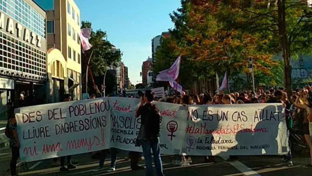 Protesta ante la sala Razzmatazz por la violación a una joven