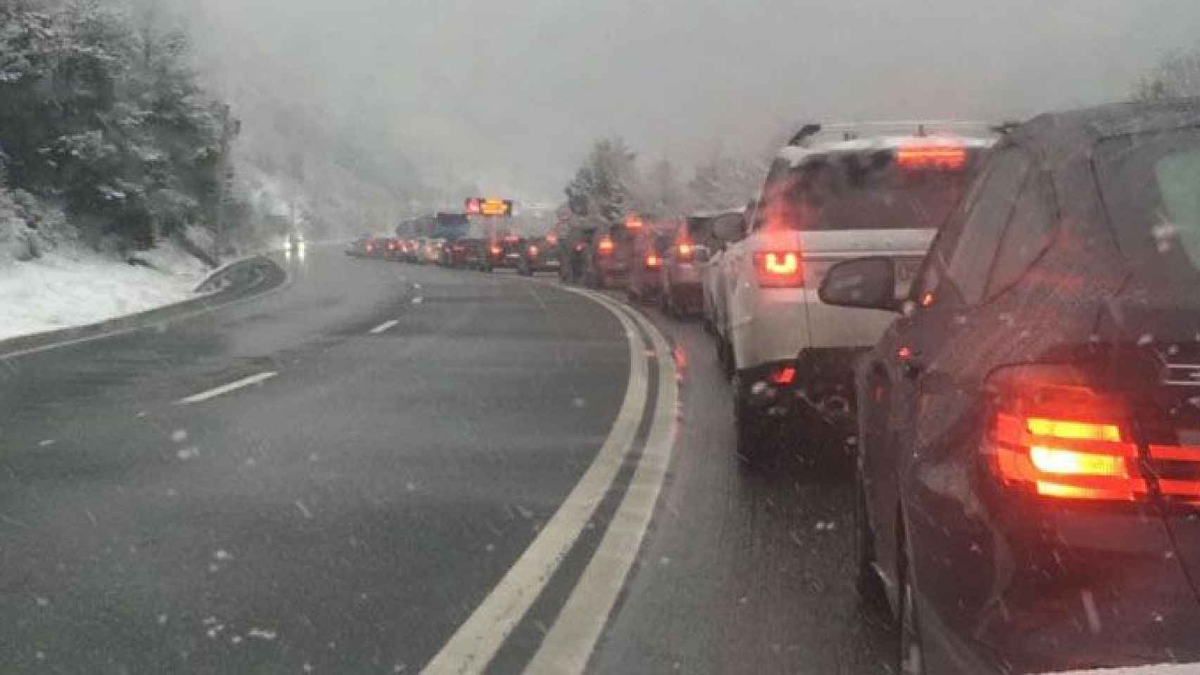 Larga cola en el túnel del Cadí a causa de las nevadas / CG