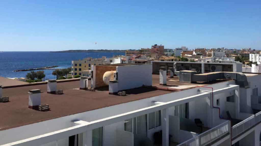 Imagen de hoteles y apartamentos de una playa de Mallorca, Baleares, donde se produjeron las falsas denuncias por intoxicaciones