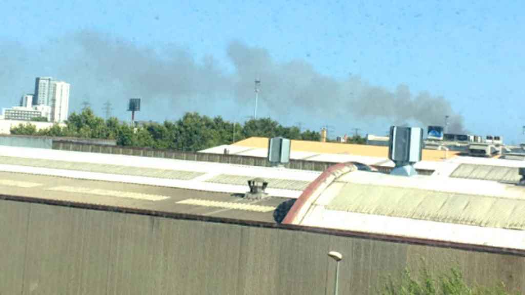 El incendio en la Zona Franca de Barcelona se ha decretado a media tarde de este viernes / CG