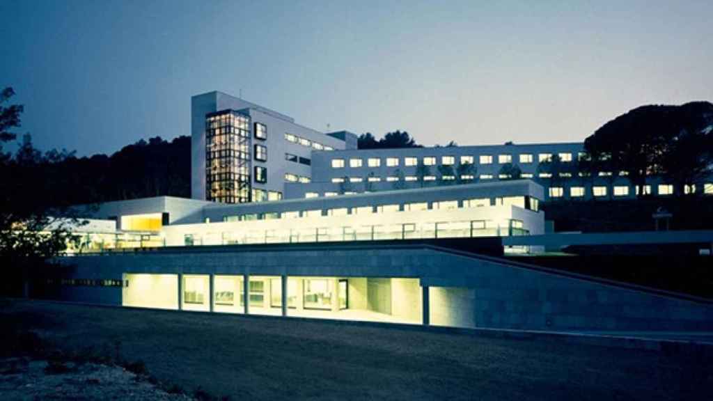 Vista nocturna del hospital de Blanes / CG