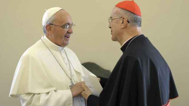 El Papa Francisco saluda al cardenal Tarsicio Bertone en una imagen de archivo