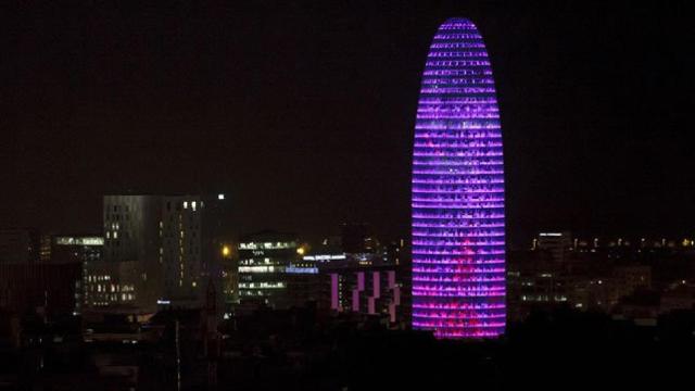 La Torre Agbar se tiñe de lila el Día Internacional de la Mujer