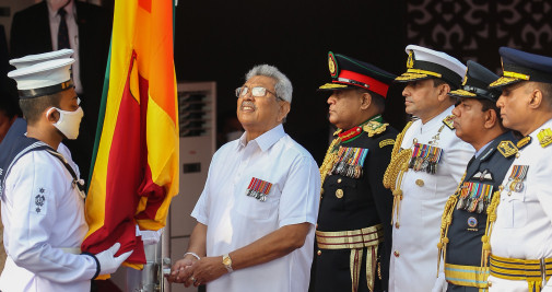 El presidente de Sri Lanka, Gotabaya Rajapaksa (2º izq.), iza la bandera nacional durante las celebraciones del 74º Día de la Independencia / EP