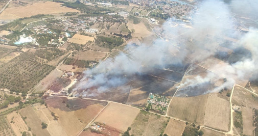 Incendio de campos y un almacén en Roses (Girona) / BOMBERS