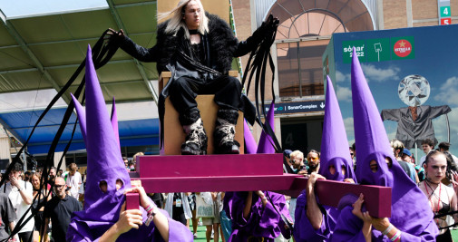 La procesión de Rojuu en el festival Sónar de Barcelona / ALEJANDRO GARCÍA - EFE