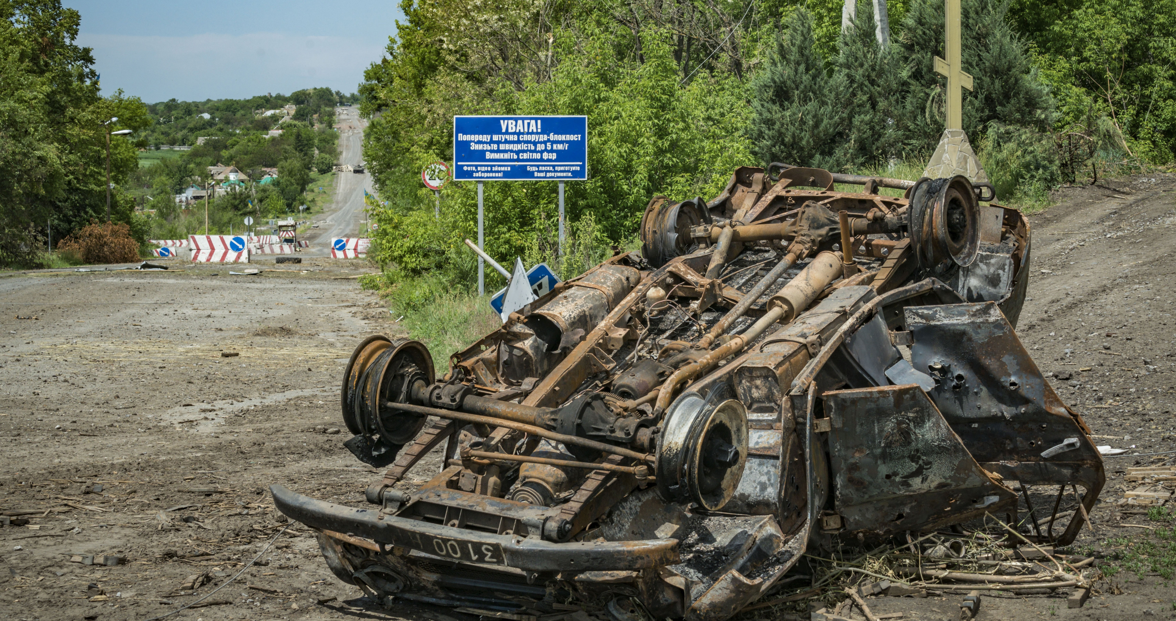 Un coche destruido por las bombas rusas yace en una carretera que conduce al pueblo de Dolyna, Ucrania / EP