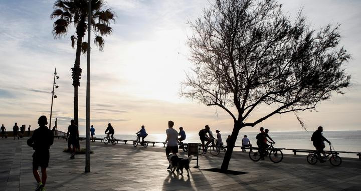 Varias personas en el paseo marítimo de Barcelona / EFE