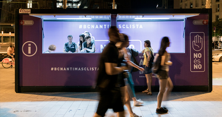 Imagen de un estand antimachista de la concejalía de Feminismos del Ayuntamiento de Barcelona / BCN