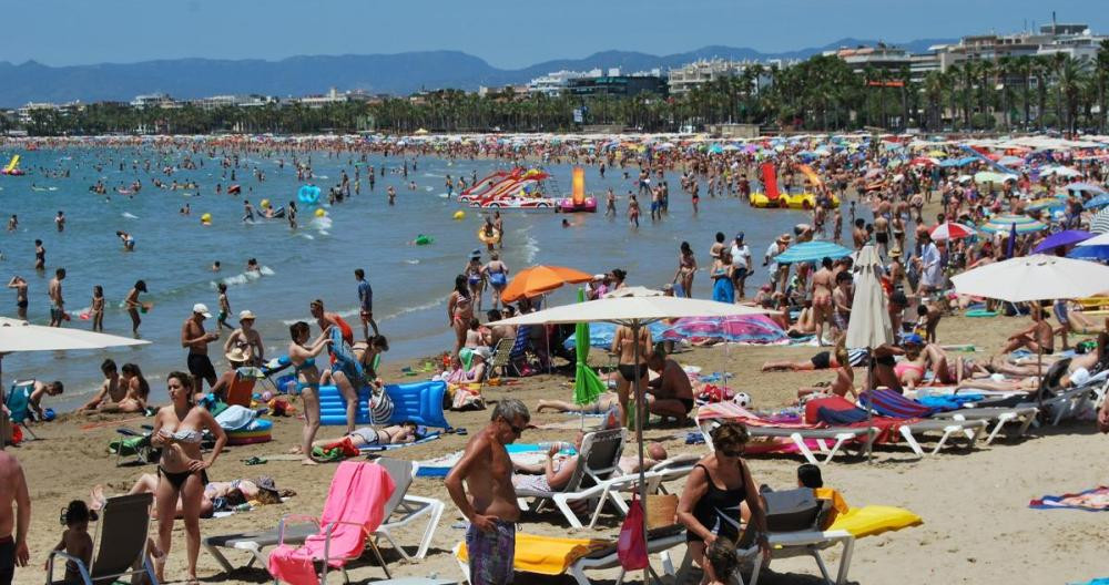 Una playa llena de turistas en Cataluña / EP