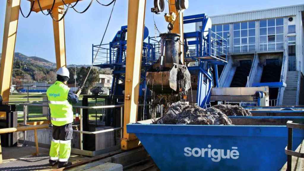 Un empleado de Sorigué en la EDAR de Montornès del Vallès / SORIGUÉ