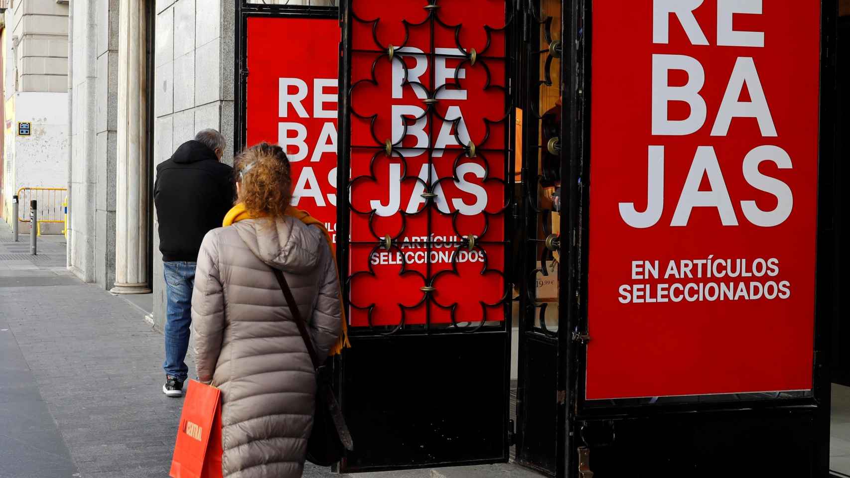 Carteles con las rebajas de enero en un comercio / EFE