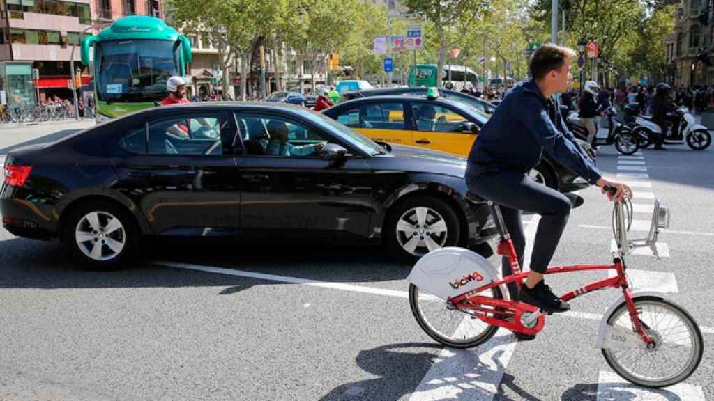 Imagen de un vehículo de transporte con conductor (VTC) junto a un taxi en Barcelona / CG