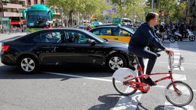Imagen de un vehículo de transporte con conductor (VTC) junto a un taxi en Barcelona / CG