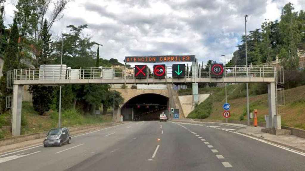 La boca del túnel de Vallvidrera en Barcelona, una de las dos infraestructuras de las que Abertis quiere el 100% del capital / CG