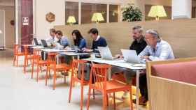 Profesionales de diferentes generaciones en un espacio de 'coworking' y trabajo flexible / SPACES