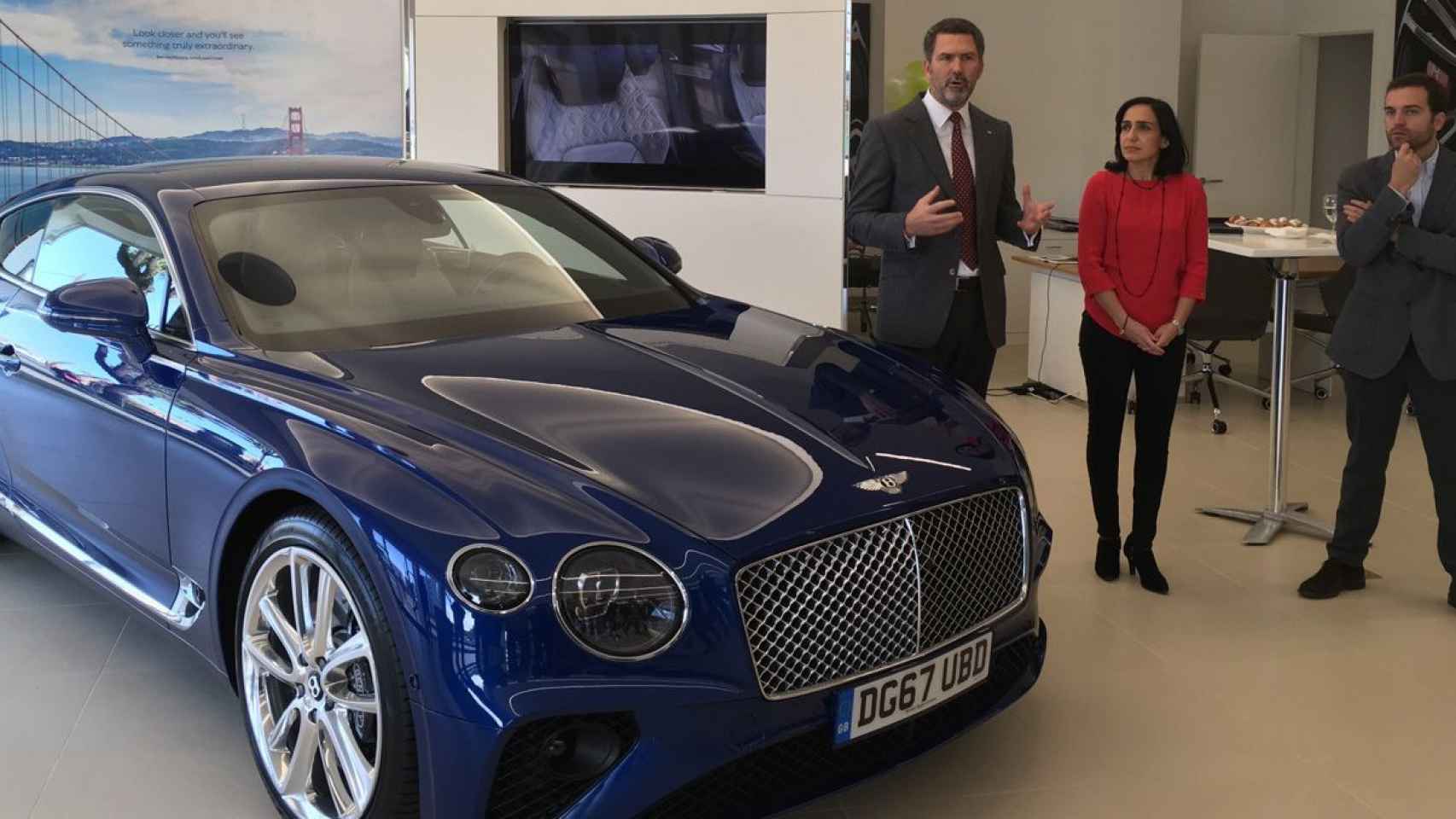 El director de Bentley Barcelona, Albert Rivas (i) y el Brand Manager de Bentley Barcelona, Oscar Renedo, presentan el nuevo Continental GT / CG