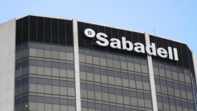 El exterior de la sede de Banco Sabadell, en una imagen de archivo / EP
