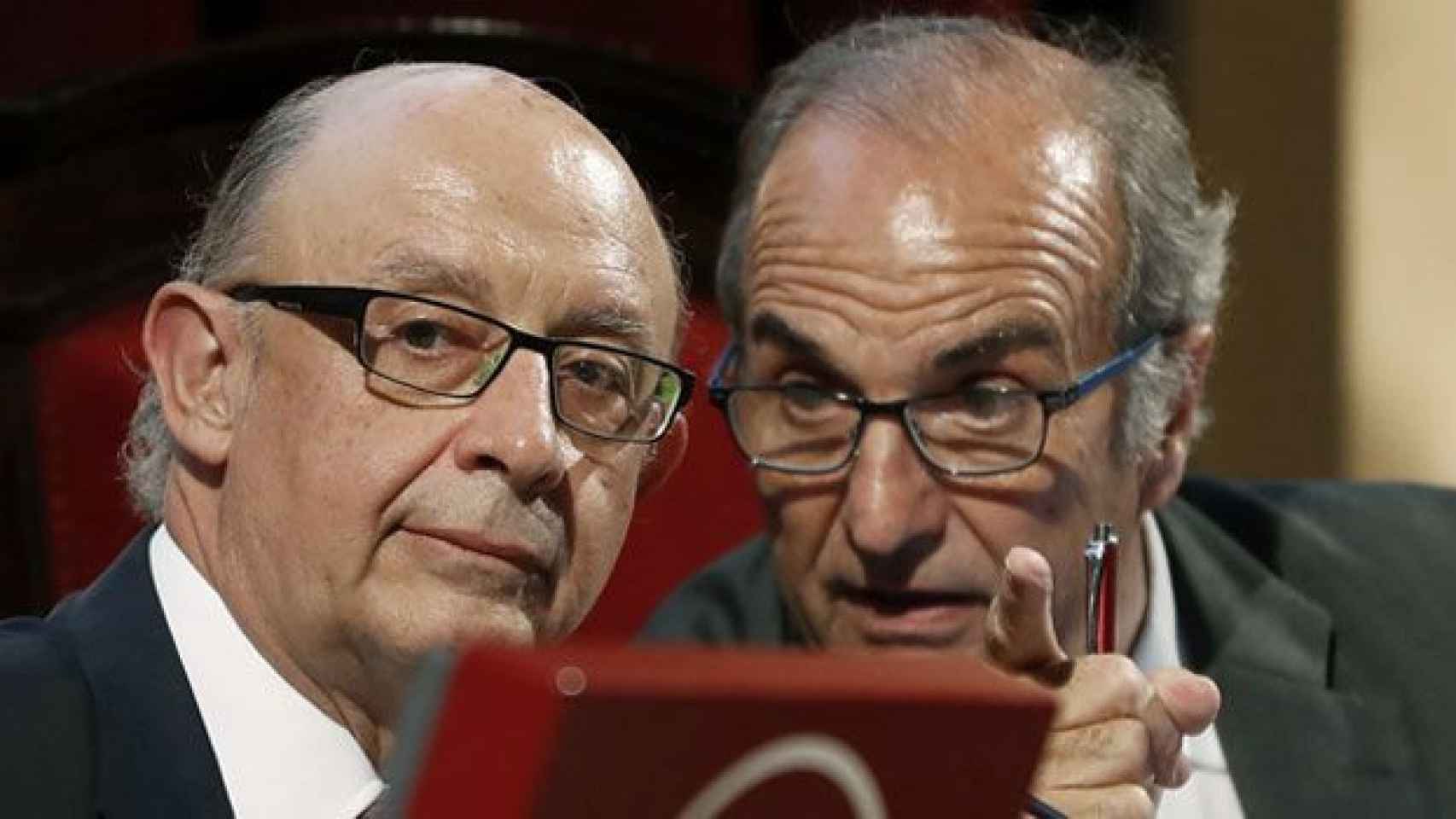 Cristóbal Montoro (i), ministro de Hacienda y Administraciones Públicas, junto al presidente de Foment del Treball, Joaquim Gay de Montellà (d), en la asamblea anual de la patronal / EFE