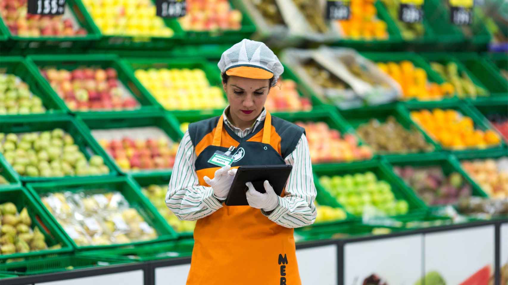 Una empleada de Mercadona en la sección de fruta de la tienda en el mercado de Sant Adrià del Besòs / CG