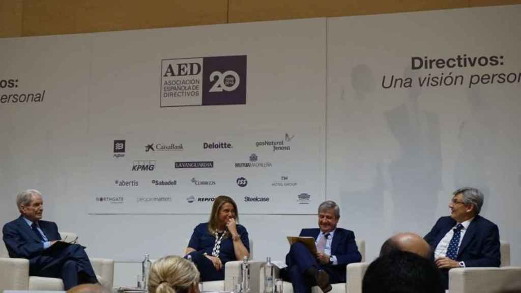 El abogado Antonio Garrigues Walker, junto a la CEO de JustNow, Susana Fernández, el presidente de Correos, Javier Cuesta, y el presidente de Deloitte, Fernando Ruiz, durante un acto de la Asociación Española de Directivos (AED), en la sede de Gas Natural