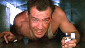 El actor Bruce Willis en el papel de John McClane para 'La jungla de cristal' / YOUTUBE