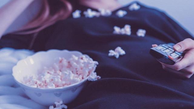 Chica viendo series catalanas y comiendo palomitas / Jan Vašek EN PIXABAY
