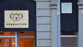 Fachada y puerta de entrada a Napuccino, el primer siesta-café de Barcelona / CG