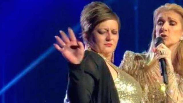 Céline Dion junto a la 'fan' que subió al escenario / CD