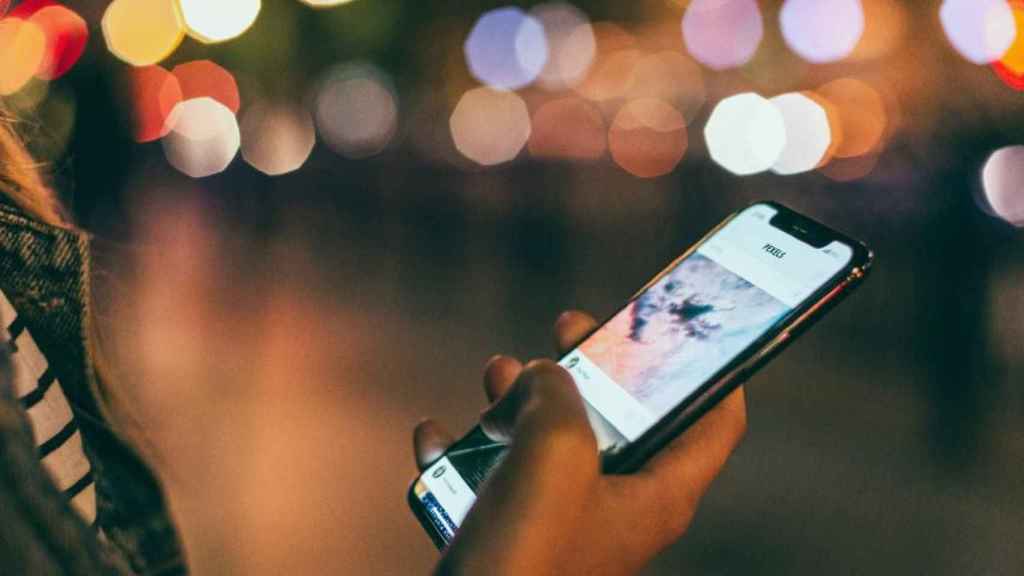 Una persona consulta una página en su móvil, Google prohibirá las destinadas a 'Sugar Dating' a partir del 1 de septiembre al considerar que esconden prostitución / ARCHIVO