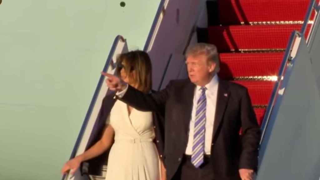 Una imagen de Donald Trump bajando del avión presidencial / Youtube