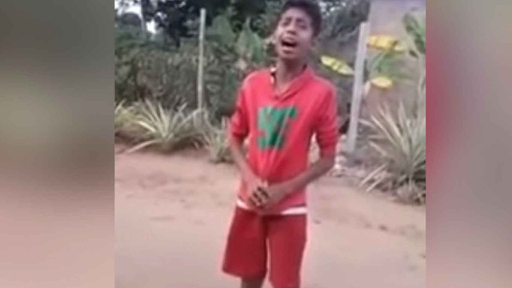 Una captura de pantalla del niño cantando junto a sus amigos