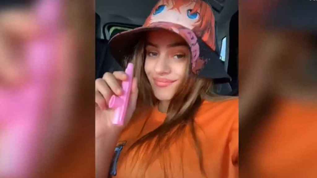 Rosalía en un coche con su nuevo instrumento musical favorito, el kazoo / TIKTOK