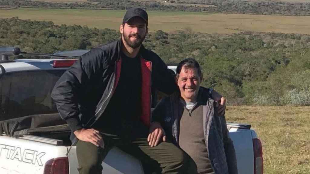 El portero del Liverpool, Alisson Becker, junto a su padre, José Agostinho Becker / INSTAGRAM