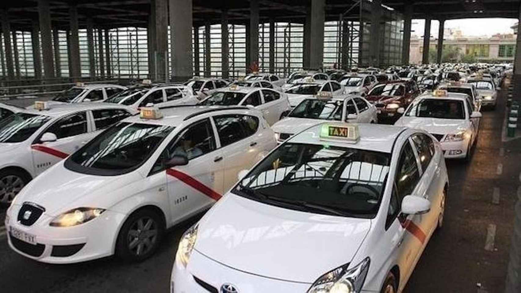 Una foto de archivo de taxis en Madrid