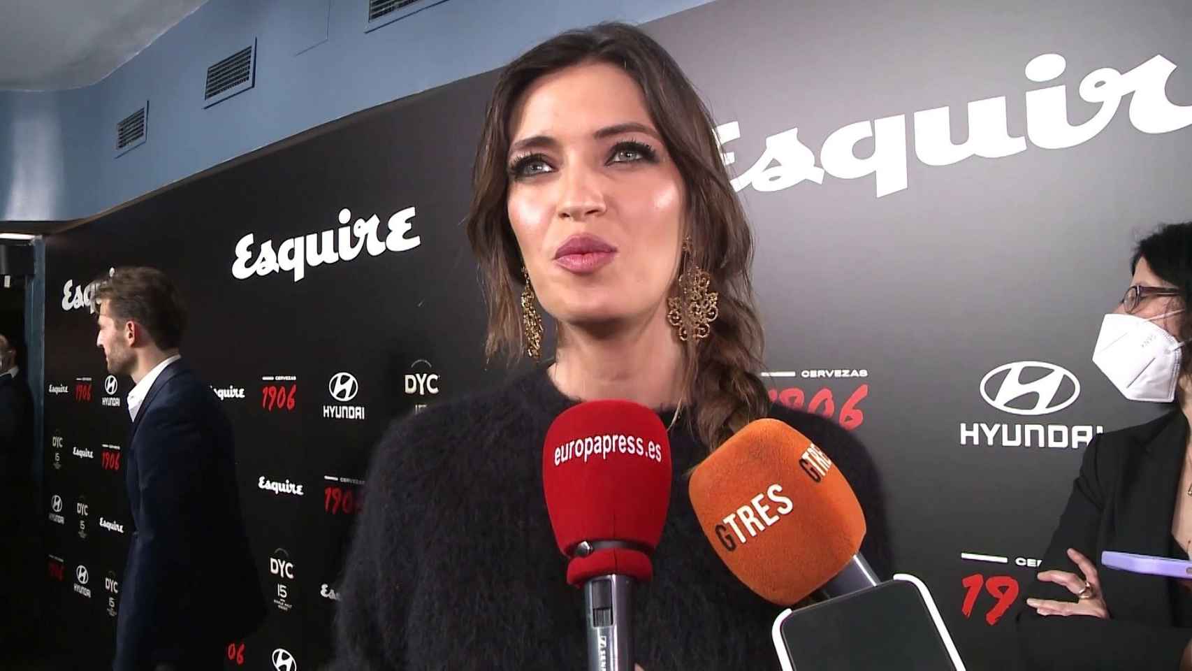 sara carbonero atienda a los medios en los Premios Esquire