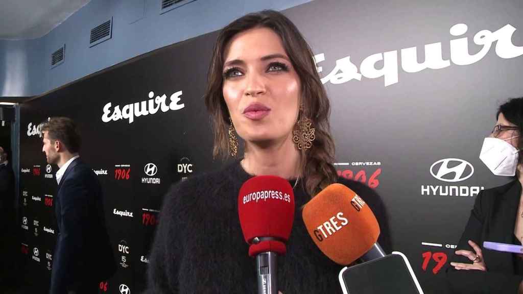 sara carbonero atienda a los medios en los Premios Esquire