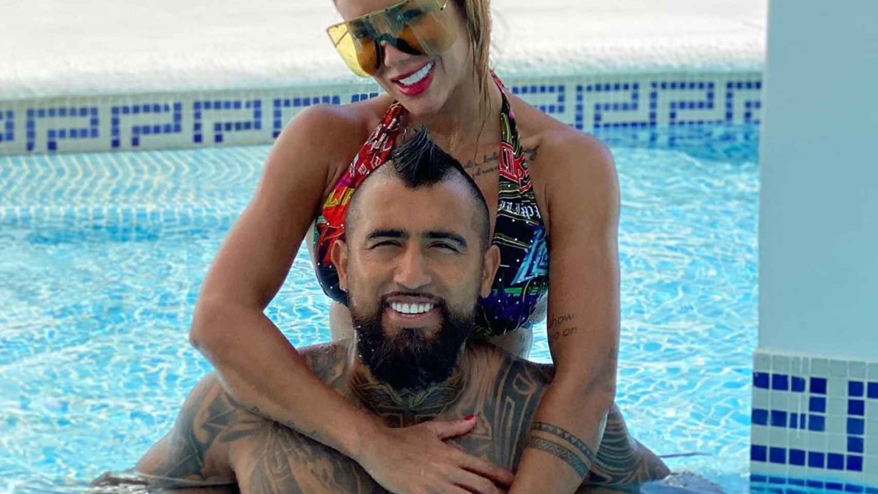 arturo vidal y sonia isaza en la piscina de vacaciones