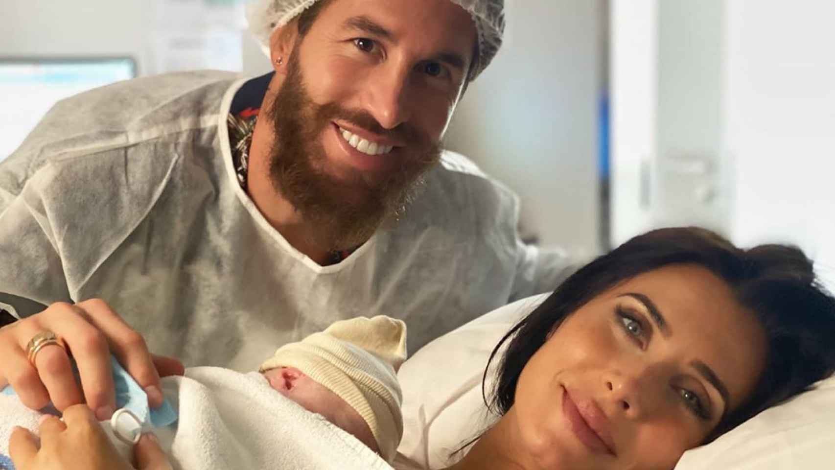 pilar rubio y sergio ramos dan la bienvenida a Adriano