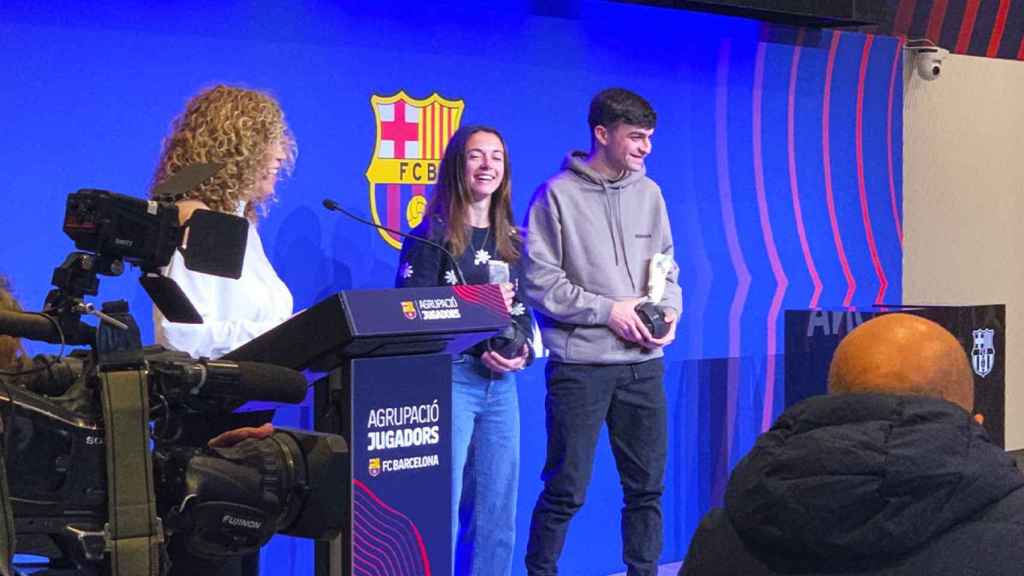 Aitana Bonamatí y Pedri González, entre risas, reciben los premios Barça Jugadors 2022 al juego limpio / CULEMANIA