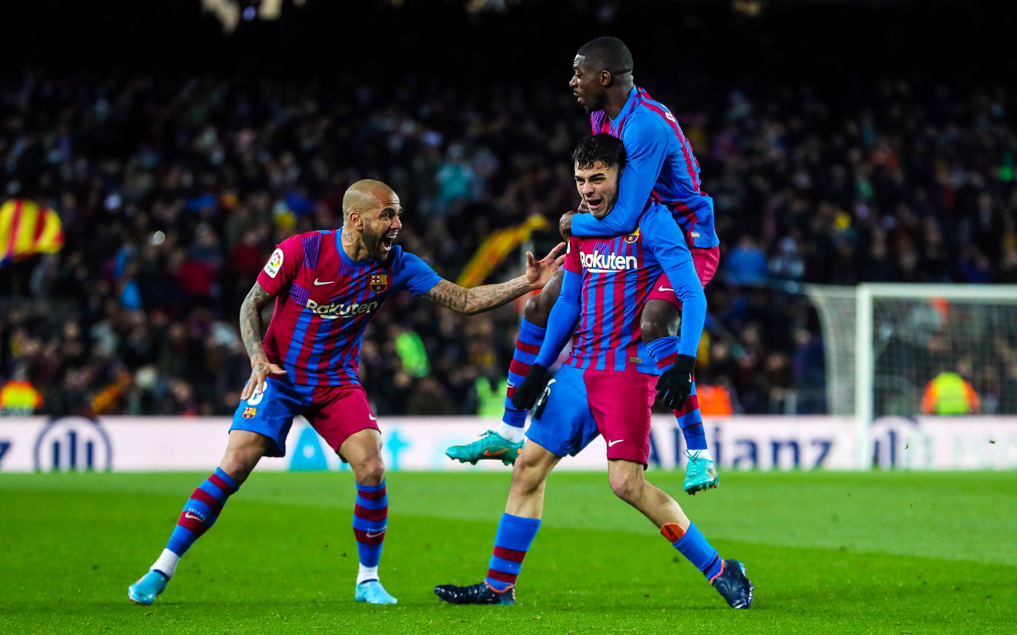 Pedri celebra su gol junto a Dani Alves y Dembelé FCB