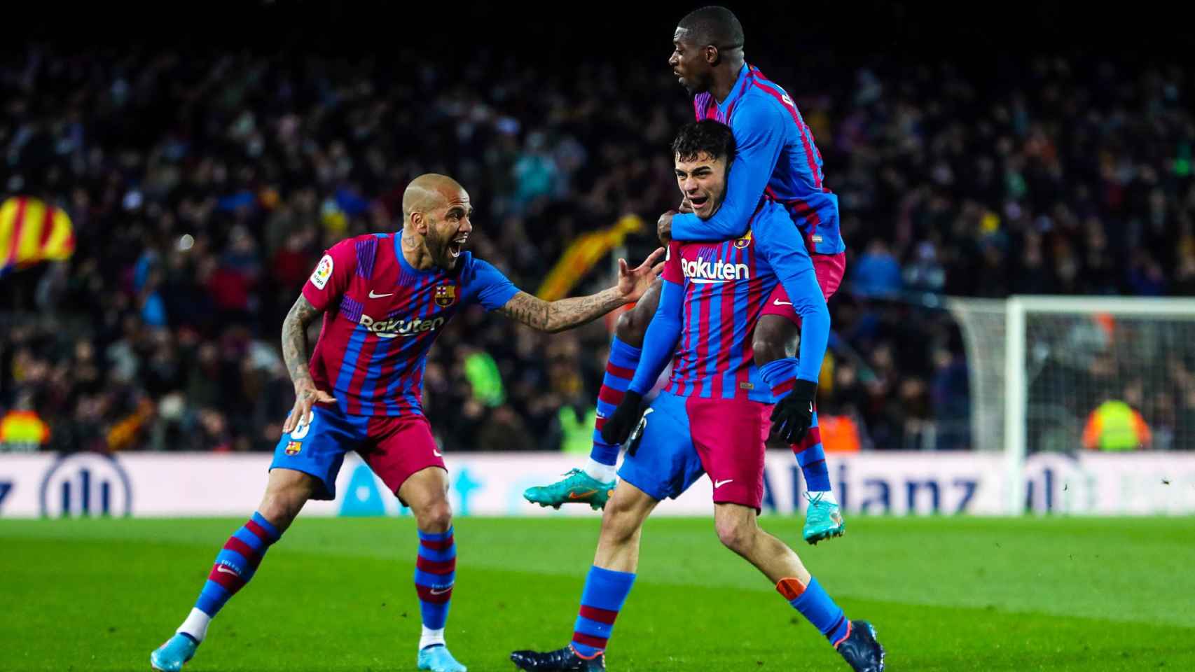 Pedri celebra su gol junto a Dani Alves y Dembelé FCB